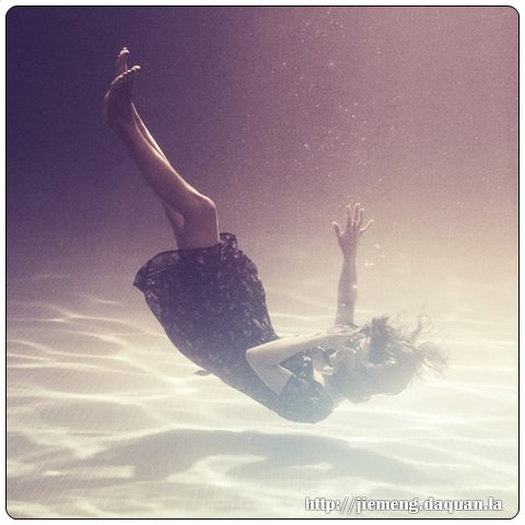 周公解梦,梦见在水里游捡到一尊神像,寓意深远,揭示内心渴望与未来指引 周公解梦,梦见在水里游捡到一尊神像,寓意深远,揭示内心渴望与未来指引