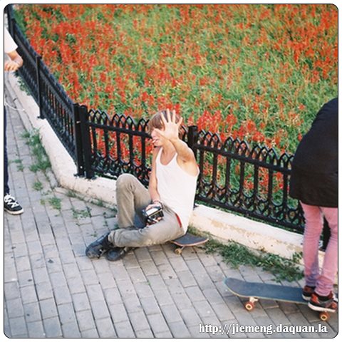 梦境的隐喻，解读梦见一个男人在路边拉屎的深层含义